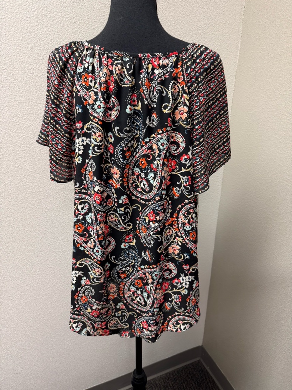 Est. 1946 Paisley Floral Blouse Black Red Keyhole Neck Boho Chic Lightweight Top - Picture 5 of 11